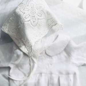 Bonnet/bonnet en broderie anglaise de dentelle blanche pour bébé pour baptême baptême image 7