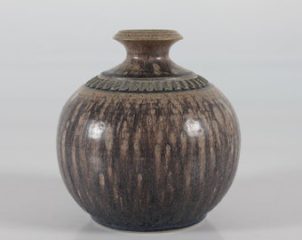 Løvemose Denmark Ball Shaped Stoneware Vase with Dusty Lilac Glaze and Incised Pattern. Danish Mid-century Ceramic