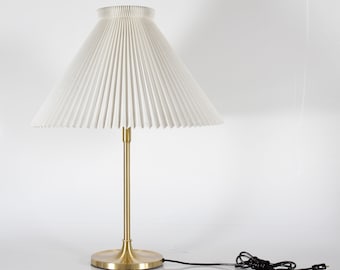 Lampe de table télescopique vintage Le Klint Modèle no. 328 Conçu par Aage Pedersen. Avec l'abat-jour original Le Klint. Fabriqué au Danemark des années 1980