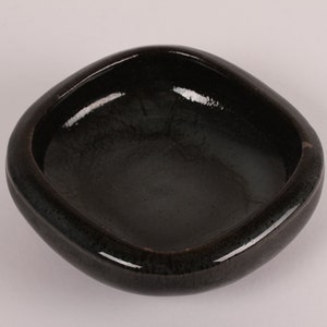 Royal Copenhagen and Bode Willumsen stoneware dish with delicate dark green glaze with light elements - Denmark mid century