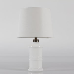 Holmegaard Vintage Tischlampe Modell Apoteker Lampe aus weißem Glas. Design von Sidse Werner mit Neuer Dänischer Lampenschirm mit etwas Struktur 1980er Jahre