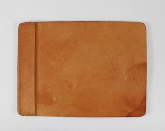 Deense vintage bureauonderlegger van cognackleurig kernleer met patina in sterke kwaliteit. Gemaakt in de jaren 70 door een Deense fabrikant