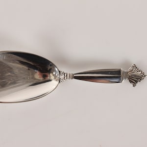 Dänisches Georg Jensen Jugendstil Akanthus Besteck von Johan Rode 1917. Zuckerlöffel 14,5 cm. Aus der Zeit 1945-52