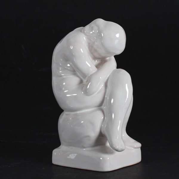 Kai Nielsen Figurine d'une jeune femme nue avec glaçure blanche modèle no. 830. Fabriqué par L. Hjorth au Danemark 1950
