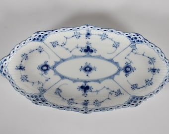 Royal Copenhagen Blue Fluted Half Lace Oblong Serving Platter/Dish no. 1/613 L 25 cm. With Stamp from 1964. Hand-painted in Denmark
