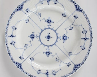 Royal Copenhagen Blue Fluted Half Lace Large Round Serving Dish no. 539 Ø 33 cm. Made in the period 1923-1934 Hand-painted in Denmark 1920s
