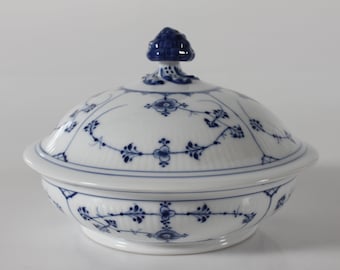 Royal Copenhagen Blue Fluted Plain Musselmalet. Round Lidded Serving Dish/Bowl with Stamp from 1893-1900. Hand-painted in Copenhagen Denmark