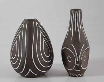 Helge Østerberg Set von 2 Dreieckigen Keramikvasen mit eingeschnittenem Gesichtsmuster. Schwarz und weiß. Höhe 16,5 und 14 cm. Dänemark 1950er Jahre