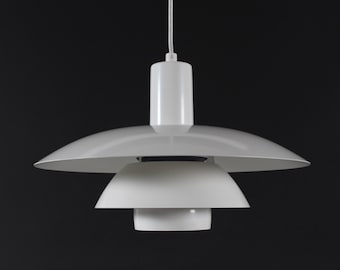 Lámpara colgante Poul Henningsen PH 4 4 1/2, edición especial de los años 90 con pantallas de color blanquecino fabricada por Louis Poulsen A/S en Dinamarca, década de 1990