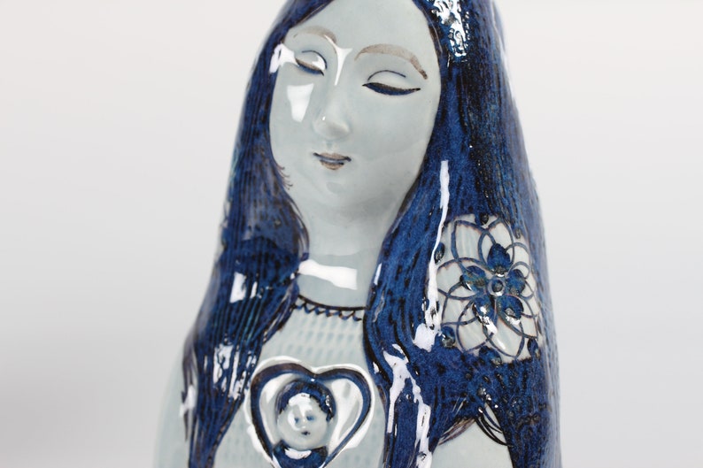 Aluminia / Royal Copenhagen. Young girl bust with boy child in her heart by Doreen Middelboe 312/3560. Made in denmark in the 1970s image 2