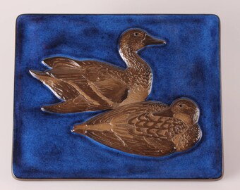 2羽のアヒルを描いた、非常に美しく珍しい青色のアルミニアセラミック