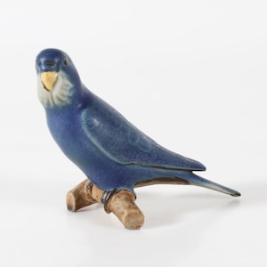 Bing & Grøndahl Steinzeug Figur eines Blauen Wellensittich Modell-Nr. 2210 von Künstler Svend Jespersen. Handbemalt in Dänemark nach 1970.