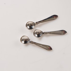 Georg Jensen Arts and Crafts Continental Sterling Silver Cutlery designed by Georg Jensen 1906. Salt Spoon L  5,8 cm with stamp from 1930-45