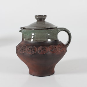 Jarro e jarro de cerâmica Dybdahl dinamarquês com tampa. Decorado com pequenas faces expressivas. Altura 20 cm. Dinamarca de meados do século.
