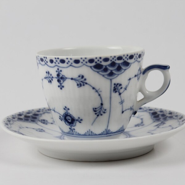 Royal Copenhagen - Blue Fluted Half Lace/ musselmalet halvblonde - coffee cup & saucer - 1/719 vintage