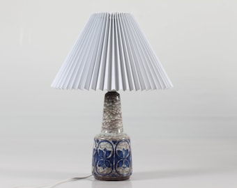 Marianne Starck Tablelamp or Desklamp of ceramic model 6099 with persia glaze and new pleated Lampshade. Made by Michael Andersen in Denmark
