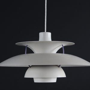 Original Poul Henningsen PH 5 pendellampa gammal version med vita skärmar. Tillverkad av Louis Poulsen A/S i Danmark, mitten av 1900-talet, 1970-talet