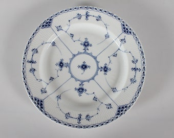 Royal Copenhagen Blue Fluted Half Lace Large Round Serving Platter/Dish no. 538 With Stamp from the period 1923-1934 Hand-painted in Denmark