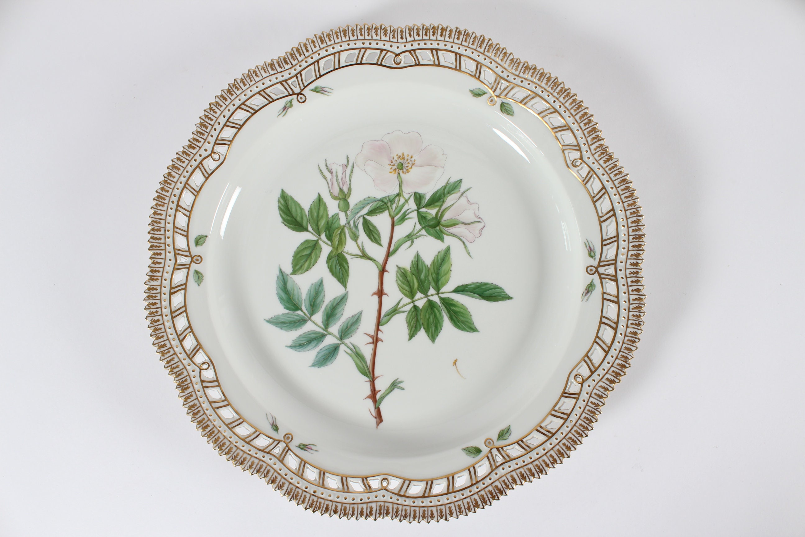 Royal Copenhagen Flora Danica Large Serving Platter with Lace Border No. 20/3528. Decorated with "Rose mollissima Wild". Ø 33 cm, Denmark