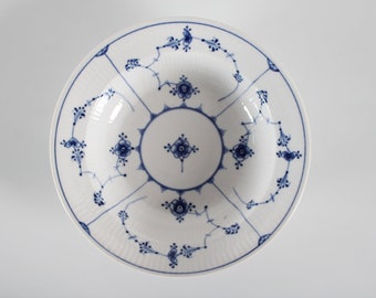 Royal Copenhagen Blue Fluted Plain Musselmalet Piatto fondo in porcellana antica. Dipinto a mano a Copenhagen Danimarca ca. 1850-70