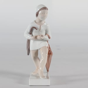 H. C. Andersen + Royal Copenhagen + Bing & Grøndahl Figurine &quot;Ole Lukøje&quot; no. 2055 by artist Henning Seidelin. With stamp 1915-47 Denmark