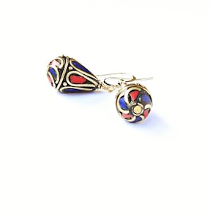 Pendientes de lapislázuli y coral, joyería de Nepal, pendientes azules, pendientes rojos, joyería tribal, joyería bohemia étnica, joyería de piedras preciosas, relleno de oro
