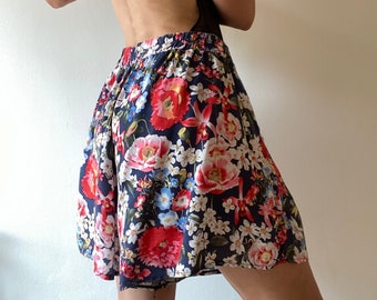 L-XL. Vintage floral print shorts, elastic waist comfy shorts, wide leg pants.