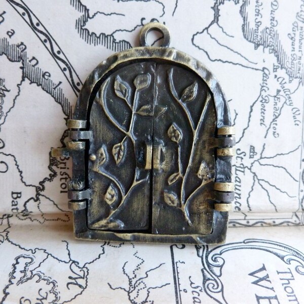 1x Door Locket, Secret Garden Pendant, Antique Brass Photo Locket Pendant P145