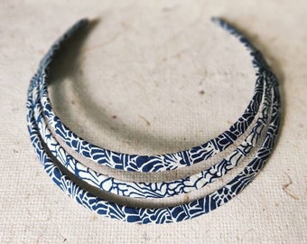 Collier Plastron Ras du Cou/ 3 rangs /Ethnique/Tissus éventail aux tons bleu marine et blanc