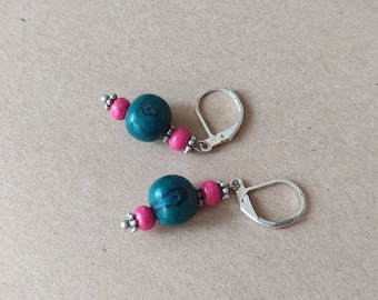 Boucles d'oreilles en bois peint fushia et graine d'Açaï turquoise