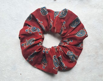 Chouchou, Scrunchie, petit noeud, Foulchie en tissus indien en coton rouge, beige, bleu et noir - motif indien floral paisley