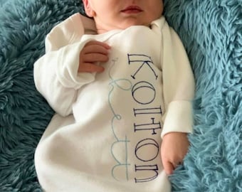 Traje de bebé niño niña con monograma bordado para volver a casa, bata de bebé personalizada, gorro, babero, paño para eructar, regalo de ducha personalizado para recién nacidos.