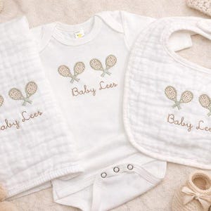 Regalo unisex para baby shower con temática de tenis: body de bebé unisex bordado personalizado con babero de muselina, bata y conjuntos de ropa.
