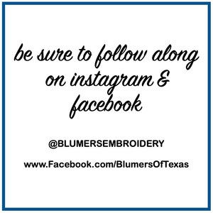 K&ouml;nnte beinhalten: Eine quadratische Grafik mit blauem Rand und schwarzem Text, der lautet: be sure to follow along on instagram & facebook, @BLUMERSEMBROIDERY, und www.Facebook.com/BlumersOfTexas. Der Hintergrund ist wei&szlig; und der Text ist zentriert.
