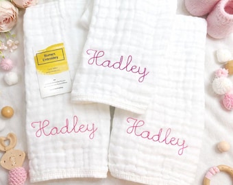 Juego de baberos de muselina con monograma, regalo personalizado para baby shower, babero de muselina bordado a medida, babero unisex.