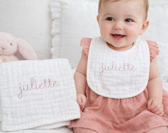 Conjunto de babero y paño para eructar de muselina con monograma, fuente de boceto simple personalizada, regalo para baby shower de niña, bordado para niño, regalo personalizado para recién nacido.