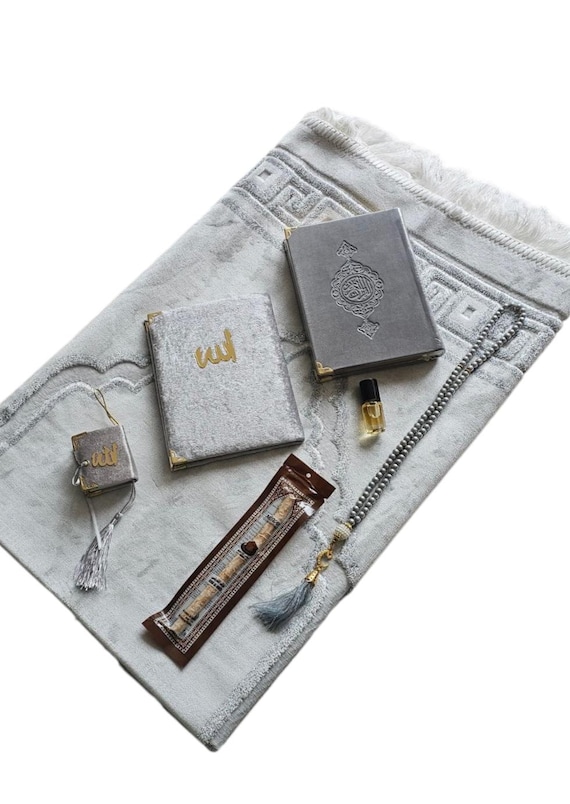 Personalized Velvet Prayer Rug: Islamic Gift Set, Eid Ramadan Hajj