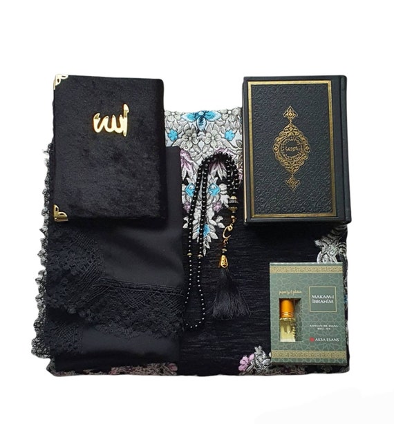 Essentials › Prayer Mats › Prayer Mat And Tasbih In Cylinder Gift Box - Foto 7