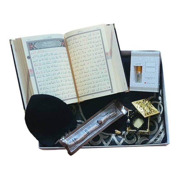 Personalized Black Ramadan Gift Set: Embroidered Quran, Prayer Mat & Beads
