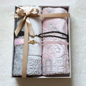 Paare angepasst Dicker Gebetsteppich + Tasbeeh Set | Islamisches Geschenk für Eid Jahrestag Nikaah Ramadan, Aaliyah Geschenke, personalisierte Paare eingestellt