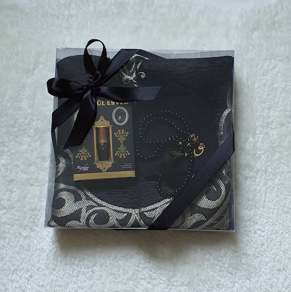 Islamic Prayer Gift Set: Cotton Travel Mat, Knitted Hat, Oud