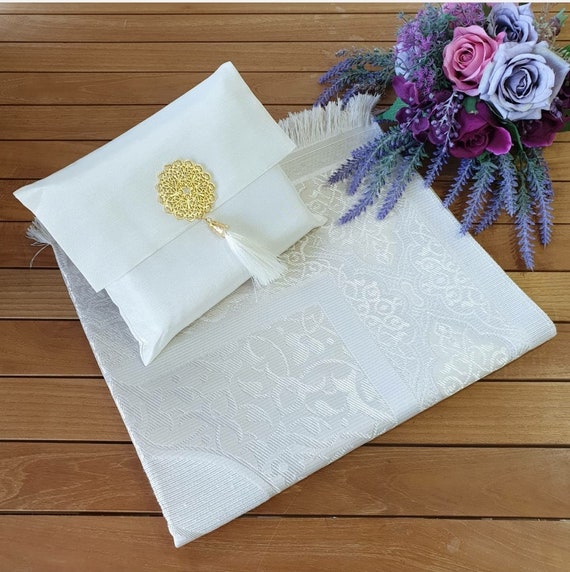 Personalized Prayer Mat Set: Islamic Gift with Tasbih & Pouch
