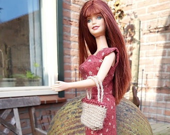 zelfgemaakte jurk en tas voor fashiondolls zoals Barbie