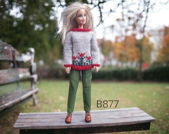 Zelfgemaakte beige trui met bloemen en donkergroen babycordbroekje voor poppen als Barbie
