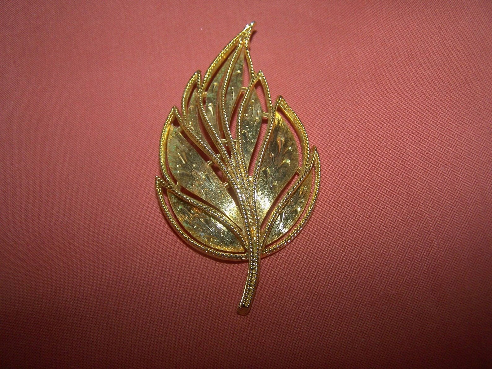 Large stylised vintage gold tone leaf pin brooch. Probably Etsy
