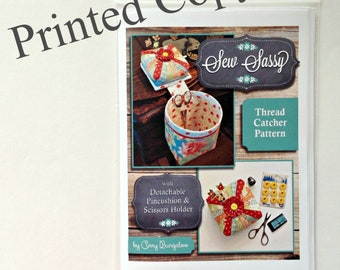 SEW SASSY Fadenfänger Schnittmuster - Accessoire Nadelkissen - Fadenfänger Tasche - Fat Quarter freundlich - mit Schablone - Curry Bugalow