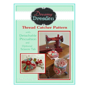 Può includere: Un modello di cucito per un raccoglitore di filo con un cuscino per spilli staccabile e una linguetta per forbici opzionale. Il modello si chiama "Dreamy Dresden Thread Catcher Pattern" ed è di "Curry Bungalow".
