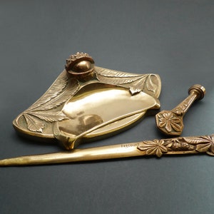 Antiguo juego de escritorio Maurice FRECOURT de bronce macizo. Tintero, abrecartas y sello de lacre. Art Nouveau francés, década de 1900.