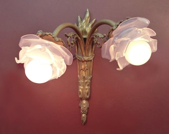 Antike französische Bronze Wandleuchte mit Glasrosen – Signierte Wandleuchte um 1910