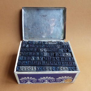 Conjunto de sellos de imprenta franceses antiguos de la década de 1940: sellos con monogramas, sellos con iniciales y sellos con letras